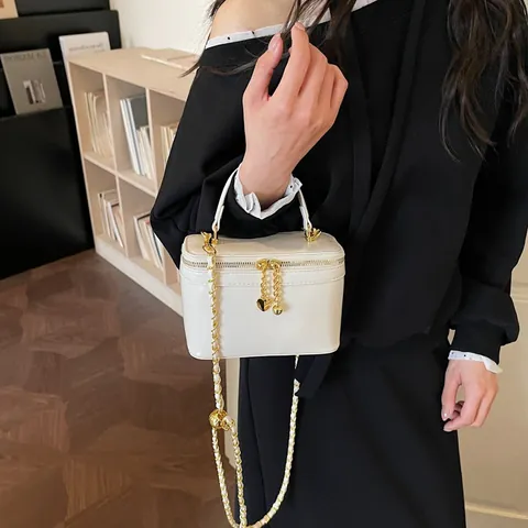 Women Fashion PU Leather Chain Crossbody Bag Korean Minimalist Box Shaped Vanity Case Handbag With Heart Metal Pendant