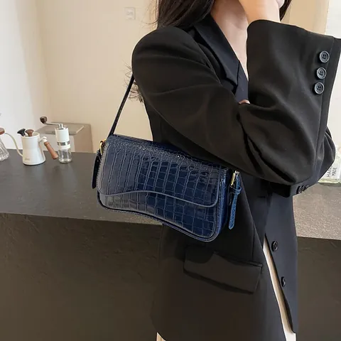 Women Crocodile Embossed PU Leather Underarm Bag Vintage Glossy Patent Shoulder Baguette Bag With Curved Bottom Fashion Jewelry