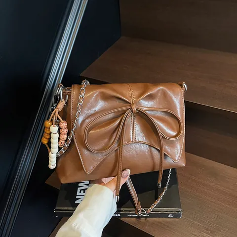 Bolso de Hombro Retro con Lazo y Cadena para Mujer Bolso de Bandolera de Cuero PU Maletín Minimalista para Viaje Diario con Colgante de Cuentas Bolso de Moda Elegante