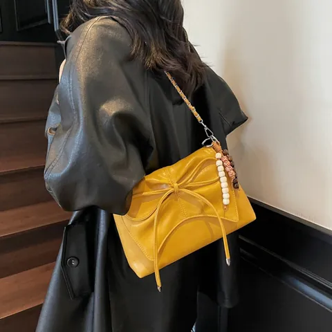 Bolso de Hombro Retro con Lazo y Cadena para Mujer Bolso de Bandolera de Cuero PU Maletín Minimalista para Viaje Diario con Colgante de Cuentas Bolso de Moda Elegante