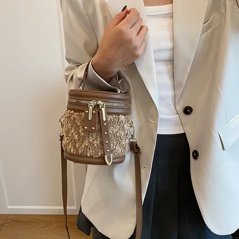 Bolso de Cubo para Mujer Moda Patchwork Peluche Cuero PU Bolso de Mano Bloque de Color Bandoulière Con Remache Cremallera Metal