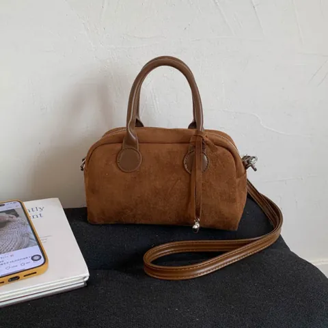 Bolso Boston de Cuero PU Vintage para Mujer Textura Mate Bolso de Hombro Cruzado con Colgante de Corazón Estilo Preppy