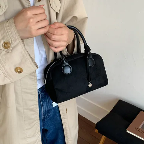 Bolso Boston de Cuero PU Vintage para Mujer Textura Mate Bolso de Hombro Cruzado con Colgante de Corazón Estilo Preppy