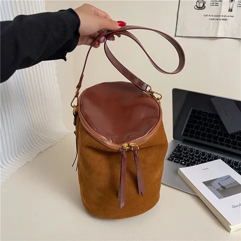 Bolso Saco Cilíndrico Vintage Mujer Cuero PU Efecto Gamuza Color de Contraste Bolso Bandolera Cremallera con Borla