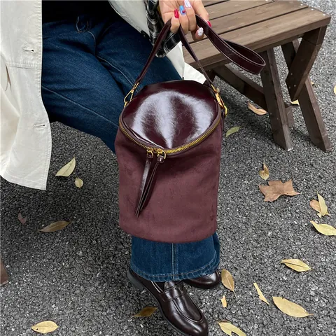 Bolso Saco Cilíndrico Vintage Mujer Cuero PU Efecto Gamuza Color de Contraste Bolso Bandolera Cremallera con Borla