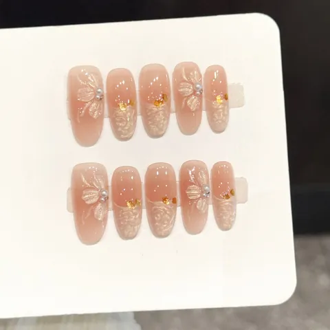 Unghie Finte a Pressione Fatte a Mano Camelia Francese 3D Intagliate con Fiori Ovali Künstliche Perle Foglia Oro Nude Rosa Sfumato Set Manicure