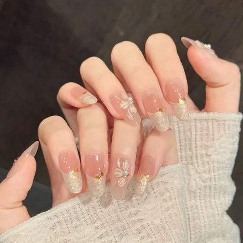Unghie Finte a Pressione Fatte a Mano Camelia Francese 3D Intagliate con Fiori Ovali Künstliche Perle Foglia Oro Nude Rosa Sfumato Set Manicure