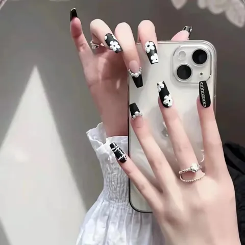 Handmade Black Press-on Nails Long Coffin Shape With 3D White Flower Pearl Silver Chain Plaid Design Matte Glossy False Nails For Women Daily Party Nail Art