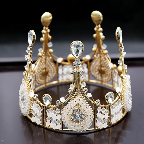 Europäische Vintage Goldene Legierung Krone Mit Strass Und Weißen Perlen Für Hochzeit Geburtstag Party Kuchen Dekoration Damen Haarschmuck