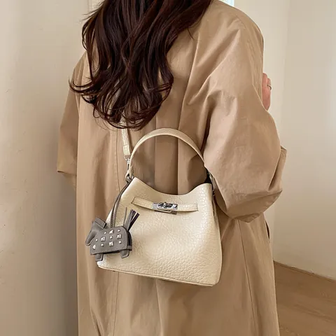 Women PU Leather Bucket Bag Lychee Pattern Crossbody Handbag With Metal Lock And Horse Charm Daily Commute Retro Tote Bag