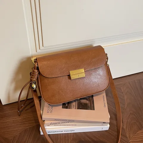 Vintage PU Leather Small Square Crossbody Bag For Women Retro French Style Tofu Bag With Gold Buckle Shell Pendant Daily