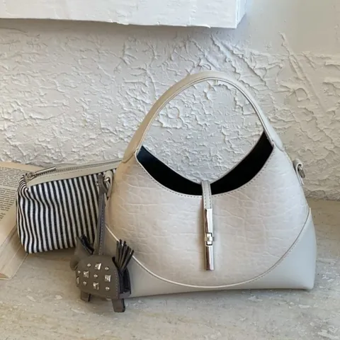 Koreanische Minimalistische PU-Leder Hobo-Tasche Für Damen Kieselstruktur Halbmond-Schultertasche Mit Pferdeanhänger Metallschnalle Umhängetasche