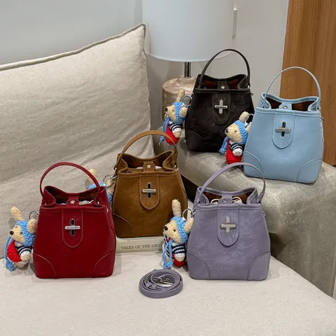 Sac Seau Vintage en Cuir PU pour Femme Sac à Main Minimaliste de Couleur Unie Avec Bandoulière Amovible Pendentif Ours en Peluche Sac Rétro