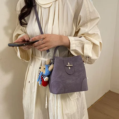 Sac Seau Vintage en Cuir PU pour Femme Sac à Main Minimaliste de Couleur Unie Avec Bandoulière Amovible Pendentif Ours en Peluche Sac Rétro