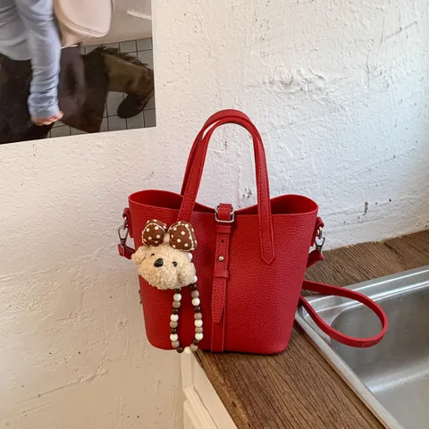 Sac Seau en Cuir PU Minimaliste pour Femmes Texture Litchi Grande Capacité Sac à Main Avec Pendentif Ours Bandoulière Réglable