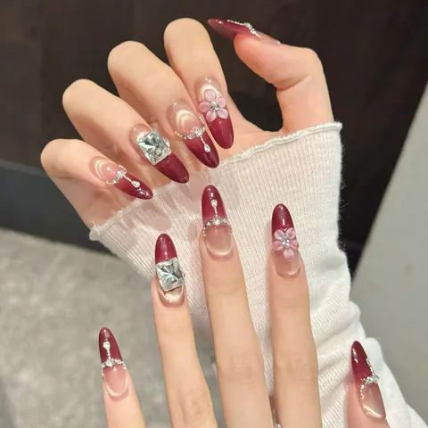Unghie Finte A Pressione Rosso Sfumato Occhio Di Gatto Fatte A Mano Con Fiori In Rilievo 3D E Strass Ovale Lungo Lusso Per Donna