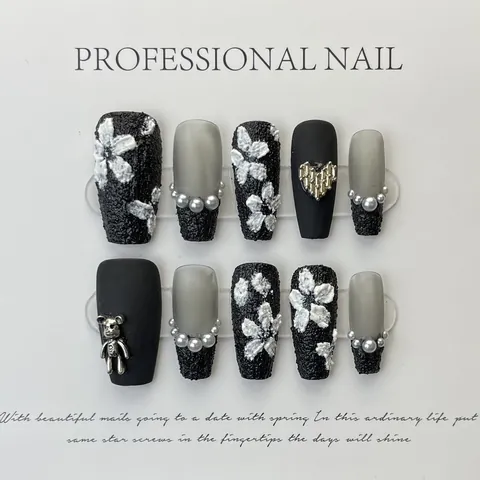 Handgefertigte Künstliche Nägel Schwarz Rose 3D Blume Matt Grau Schwarz Mit Künstliche Perlen Metall Bär Herz Lange Sargform Nagelkunst