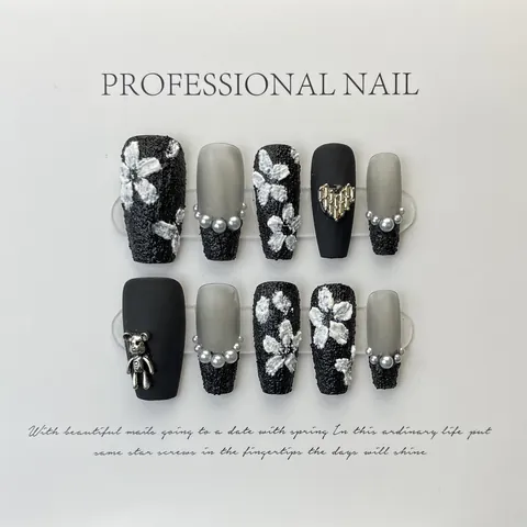 Handgefertigte Künstliche Nägel Schwarz Rose 3D Blume Matt Grau Schwarz Mit Künstliche Perlen Metall Bär Herz Lange Sargform Nagelkunst