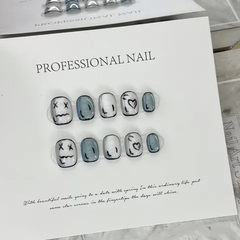 Faux Ongles à Presser Faits à la Main Style Bande Dessinée 2D Courts Ronds Bleu Blanc Peints à la Main Cœur Anime Set Avec Outils