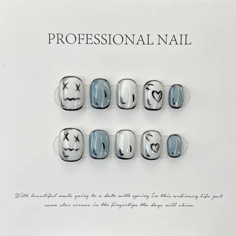 Faux Ongles à Presser Faits à la Main Style Bande Dessinée 2D Courts Ronds Bleu Blanc Peints à la Main Cœur Anime Set Avec Outils