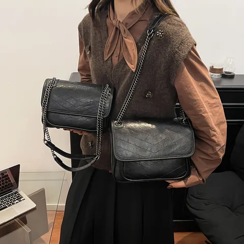 Borsa a Spalla Donna Vintage Nera Trapuntata a V in Pelle PU Borsa a Tracolla con Catena Pendolare con Patta Tinta Unita