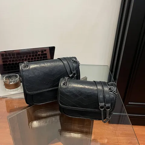 Borsa a Spalla Donna Vintage Nera Trapuntata a V in Pelle PU Borsa a Tracolla con Catena Pendolare con Patta Tinta Unita
