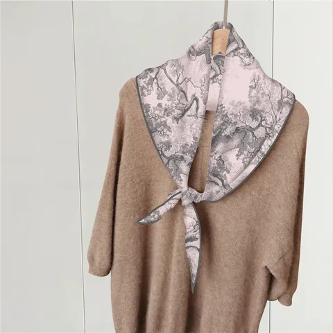 Sciarpa a Rombo Vintage Toile De Jouy per Donna Rosa Leone Foresta Stampa Satin Foulard Punta Appuntita Accessorio