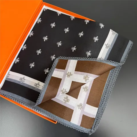 Damen Eleganter Seide Baumwollmischung Quadratischer Schal Bienenmuster Spitzenbesatz Gestreifter Rand Vielseitiges Accessoire