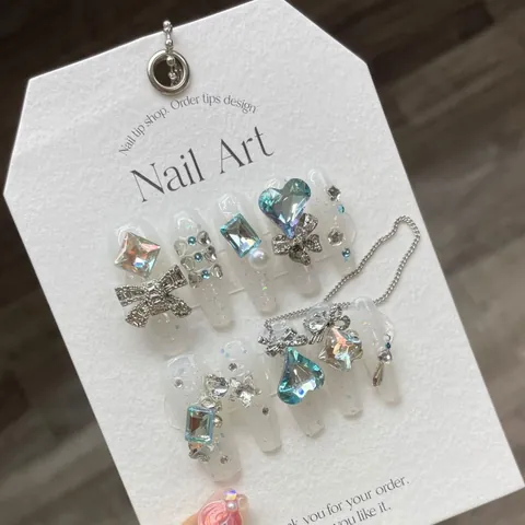 Faux Ongles de Mariage de Luxe Faits à la Main Blanc Scintillant Résine Nail Art Cœur Bleu Strass Nœud Argenté Perle Décoration pour Mariage Fête Femme