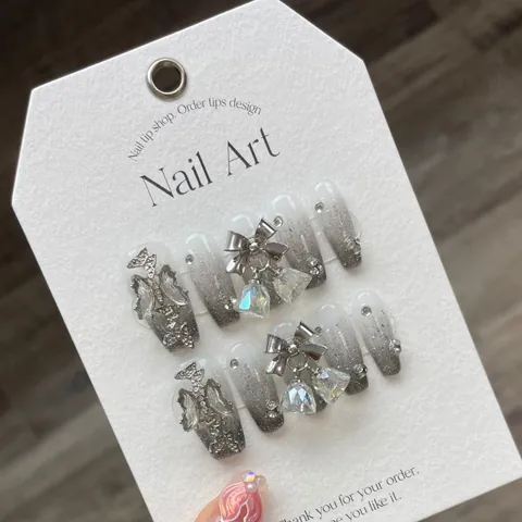 Faux Ongles Faits à la Main Dégradé Gris Velours Papillon Argenté Nœud Strass Ballerine Longue Goutte d'Eau Ongles pour Femme