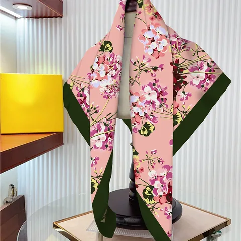 Damen Satin Floral Quadratischer Schal Großer Seidenähnlicher Kopftuch Schal Mit Kontrastierender Grüner Kante Rosa Muster