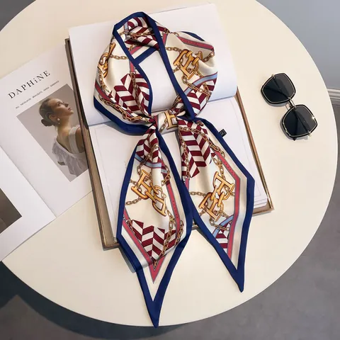 Dames Elegante Satijnen Skinny Sjaal Zijdegevoel Lange Hals Sjaal Met Ketting Strepen Letter Print Haarband Handtas Handvat Wrap Accessoire