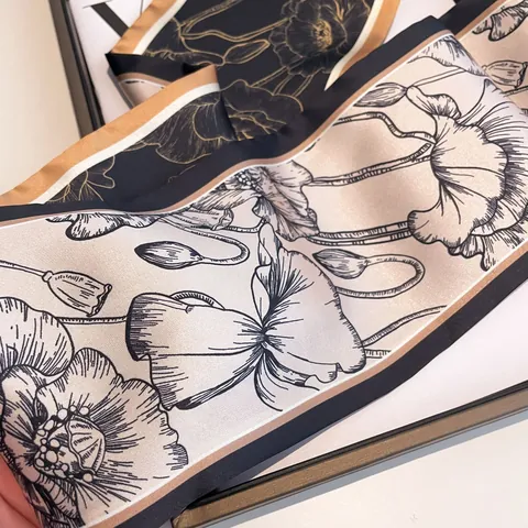 Eleganter Satin Schal mit Blumendruck für Damen Lang Schmal Retro Botanisches Muster Glatt Dekoratives Halstuch Handtaschenband