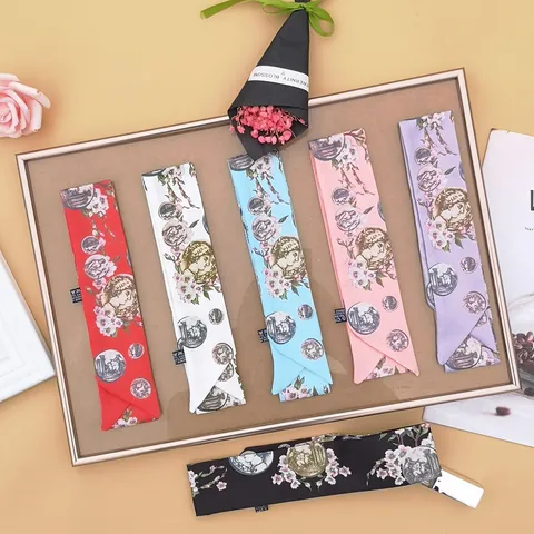 Foulard Twilly in Raso con Stampa Floreale Vintage e Ritratto Donna Elegante Sciarpa Stretta Fascia per Capelli Decorazione Borsa