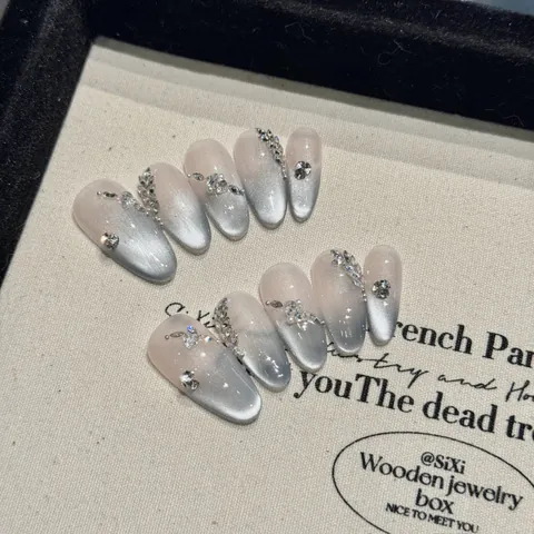 Handgefertigte Graublaue Katzenauge Künstliche Nägel Lange Mandelform Französischer Stil Strass Künstliche Perle Elegante Nägel Damen