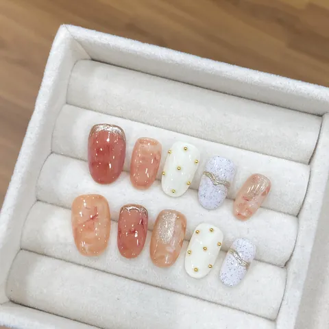Unghie Finte Artigianali Maillard Marrone Caramello Ambra Marmo Con Linee Dorate Perline 3D Eleganti Tonde Corte per Donna
