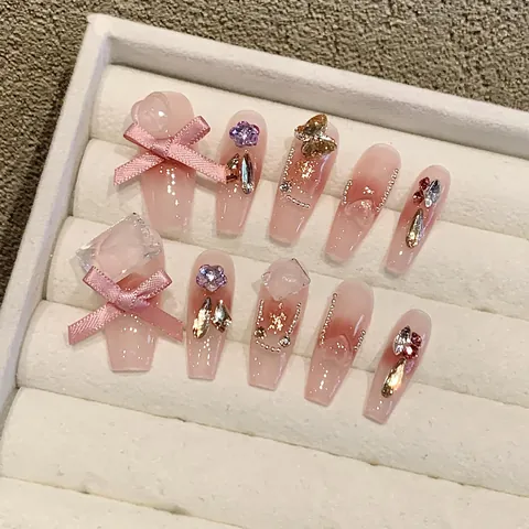 Handgefertigte Aufpressnägel Rosa Blush Verlauf Lange Sargform Falsche Nägel 3D Schleife Schmetterling Strass Künstliche Perle Damen