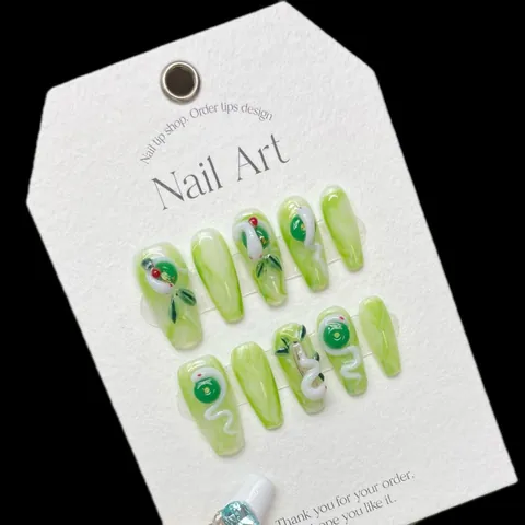 Nieuwe Chinese Stijl Handgemaakte Press On Nagels Groene Marmertextuur 3D Witte Slang Ontwerp Lange Doodskist Valse Nagels Vrouwen