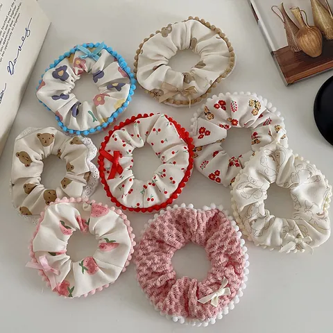 Damen Süße Stoff Scrunchie Mit Cartoon Bär Kirsche Erdbeere Druck Schleife Pompon Besatz Elastische Haargummi Accessoires