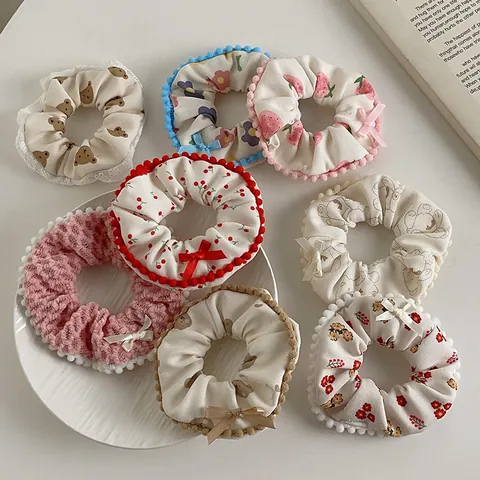 Damen Süße Stoff Scrunchie Mit Cartoon Bär Kirsche Erdbeere Druck Schleife Pompon Besatz Elastische Haargummi Accessoires