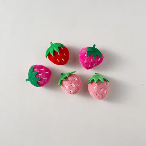 Simpatici Accessori per la Creazione di Gioielli Fai-da-te a Forma di Fragola in Peluche Spilla di Frutta Fatta a Mano per Borse Scarpe Sciarpe Decorazione per Bambini Donna