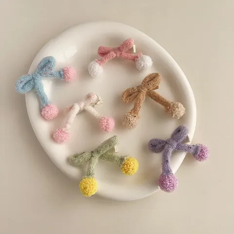 Pince à Cheveux Nœud en Tricot Doux Avec Pompons Fil de Laine Pince Latérale Bec de Canard Accessoires Cheveux Faits à la Main Femmes Filles