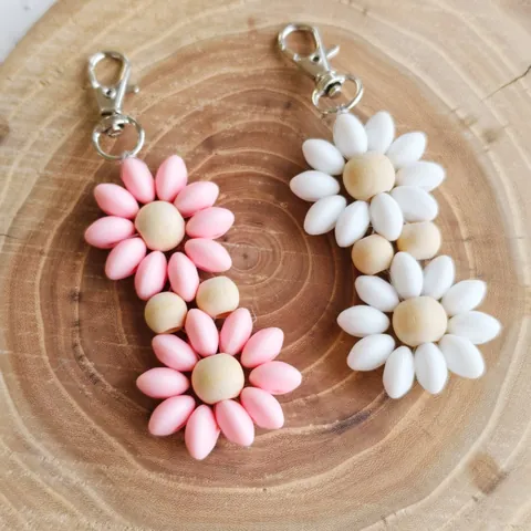 Handmade Daisy Flower Keychain PVC Petals Wooden Bead Bag Charm For Women Floral Key Ring Backpack Pendant Car Decoration Accessory