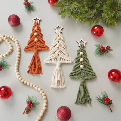 Decorazione da Parete Albero di Natale in Macramè Boho in Corda di Cotone Intrecciata a Mano con Stella e Perline di Legno per Casa