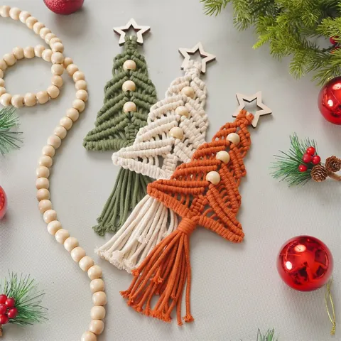 Decorazione da Parete Albero di Natale in Macramè Boho in Corda di Cotone Intrecciata a Mano con Stella e Perline di Legno per Casa