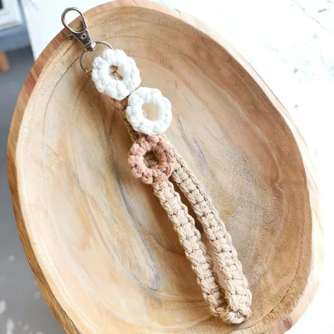 Bohemian Hand Woven Macrame Flower Bag Charm Cotton Yarn Floral Keychain Pendant For Women Handbags Accessories Home Decor Gift