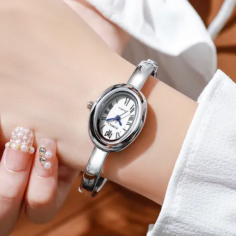 Reloj de Brazalete Ovalado de Aleación Vintage para Mujer Lujo Galvanizado Números Romanos Reloj de Pulsera de Cuarzo Elegante Joyería