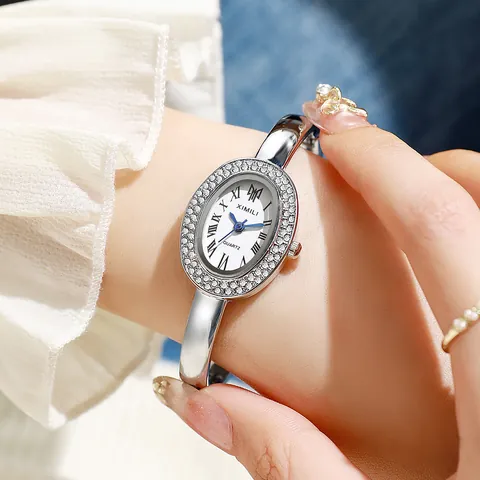 Mode Damen Oval Strass Armreif Uhr Elegante Quarz Armbanduhr Römische Zifferblatt Damen Luxus Geschenk Schmuck