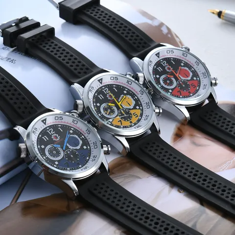 Orologio al Quarzo Sportivo d'Affari da Uomo Cinturino in Silicone Stile Cronografo Quadrante Decorativo a Tre Occhi Cassa in Lega