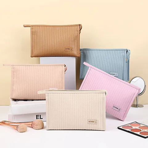 Mode PU Leer Make-uptas Met Gestreepte Gewatteerde Patroon Grote Capaciteit Draagbare Reis Toilettas Organizer Set Voor Vrouwen